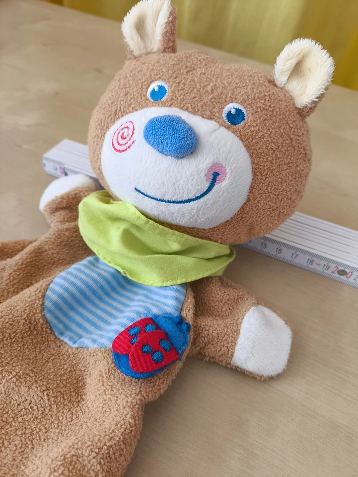 HABA Handpuppe Kuschelpuppe Bär 🐻 mit grünen Halstuch Käfer braun Plüschtier - Bild 2 von 4