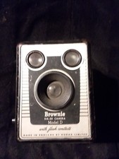 VINTAGE BROWNIE 620 CAMERA - MODEL D - TAKES KODAK 620 FILM