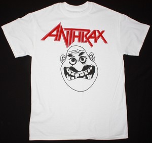 camiseta blanca metallica