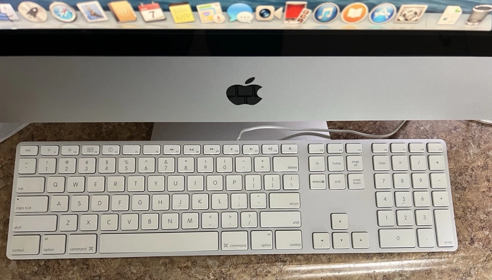 Apple iMac 24" A1225 Core 2 Duo 2.4Ghz 2GB 320GB HDD with mouse and keyboard - Image 4 of 4