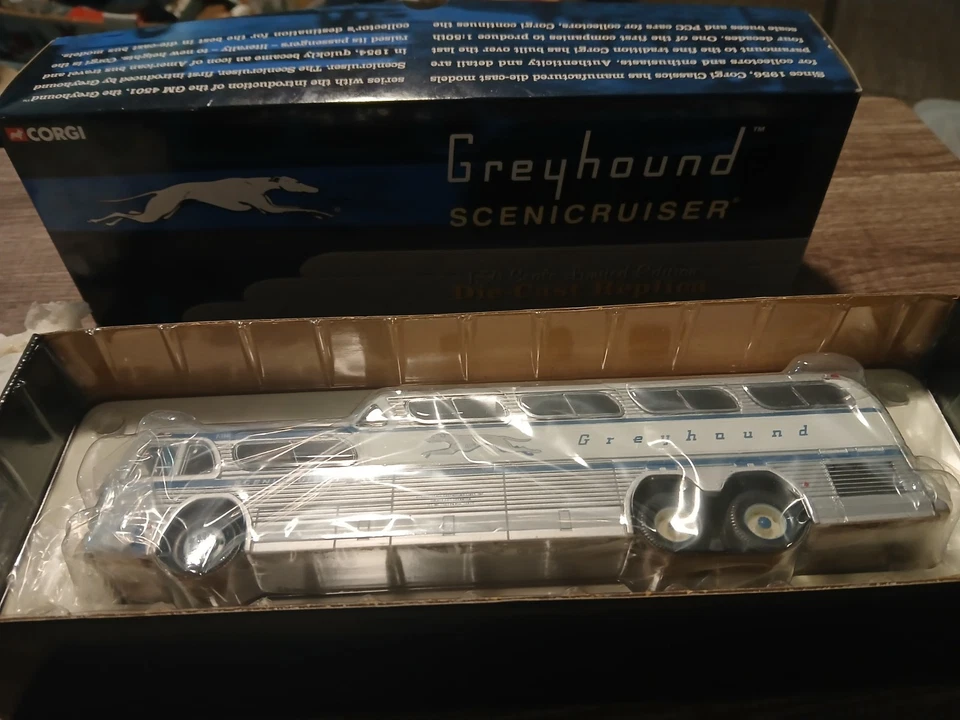Corgi 1:50 Die-Cast GM4501 Greyhound Scenicruiser Pittsburgh Bus US54405 - Image 4 of 4