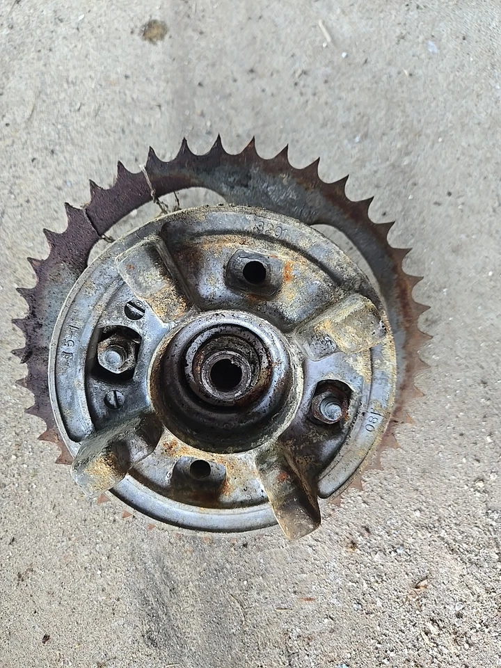 1975 Yamaha Rd60 Sprocket Hub And Sprocket - Image 4 of 4