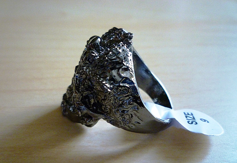 O "Rogue Skull" (banhado a ródio preto - anel de aço titânio) - Imagem 4 de 4