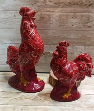 Figura de gallo de pollo bandana roja de colección decoración de granja de pollito de cerámica roja