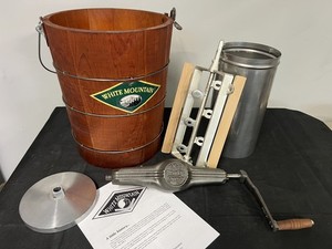 VINTAGE 6qt. WHITE MOUNTAIN MANUAL CRANK ICE CREAM FREEZER COMPLETE IN VGC w/Man