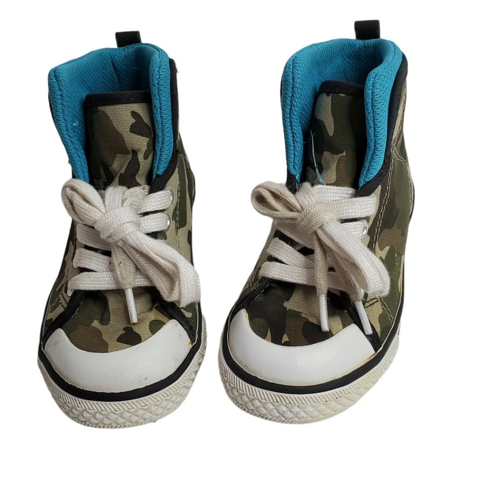Crazy 8 Boys Camo High Top Sneakers Size 9 - Image 2 of 4