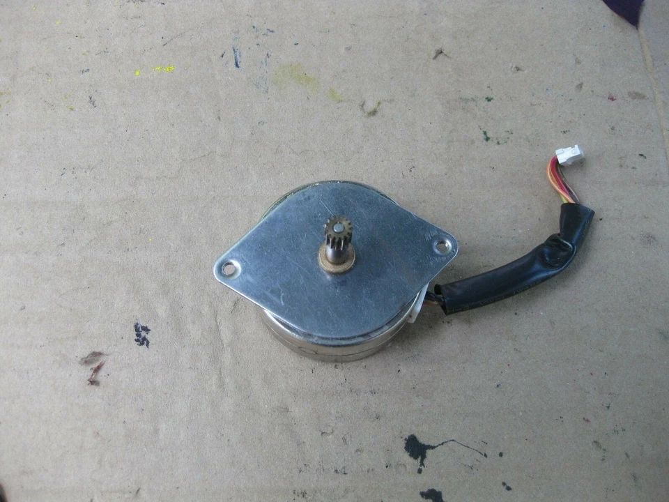 Fuji stepper motor SM-55 6 Volts 4824-C - Image 2 of 2