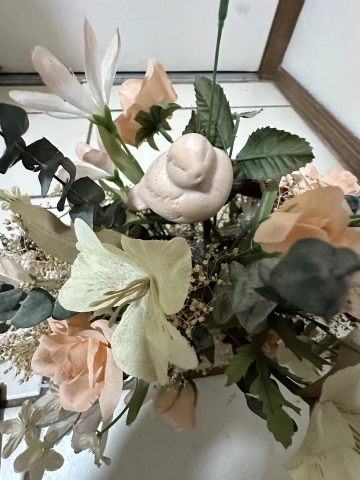 Maceta de latón envejecido con arreglo floral de seda 18" W X 12” T eucalipto y varios Foto 2 de 4