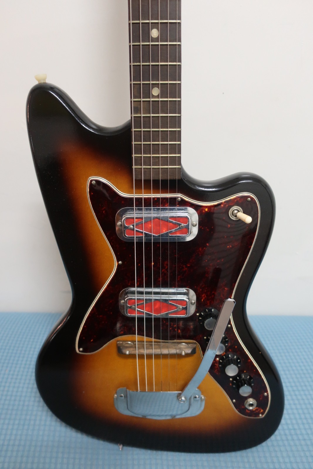 Vintage 1960s Silvertone Guitar Silhouette 1478 Tobacco Burst DeArmond pickup