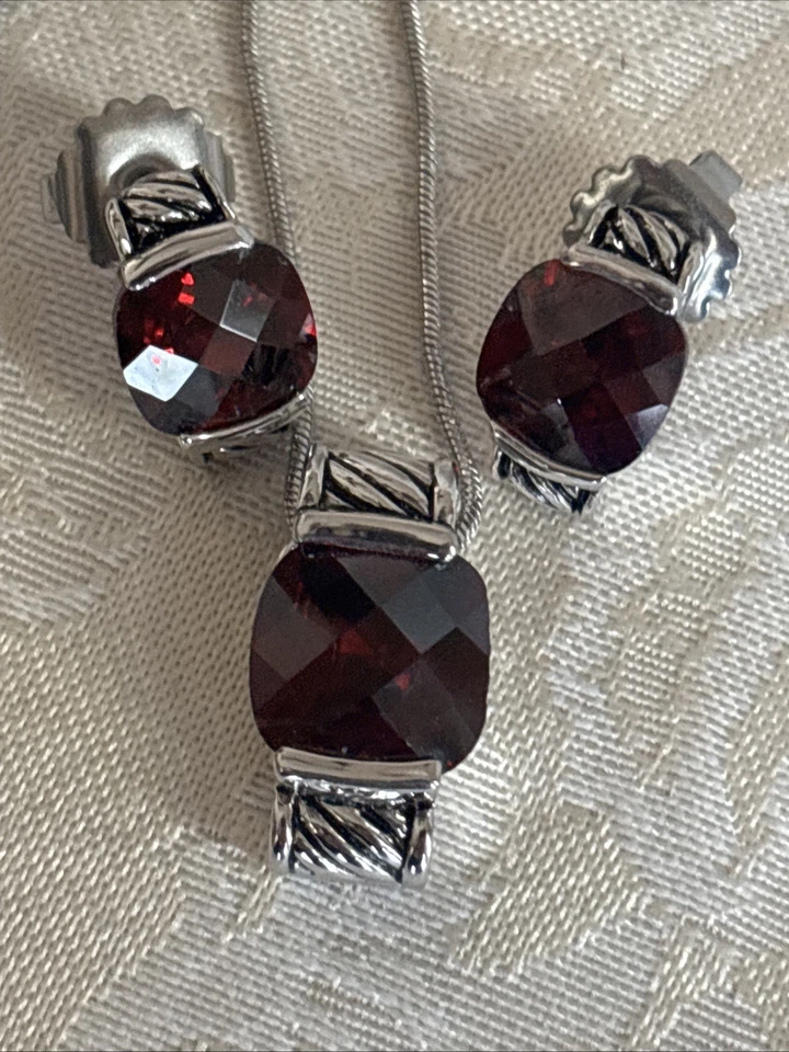Pendientes Collar Lia Sophia Lisa Rojo Corte Cojín Circonita Tono Plata Súper Raro Usado en Excelente Condición Foto 4 de 4