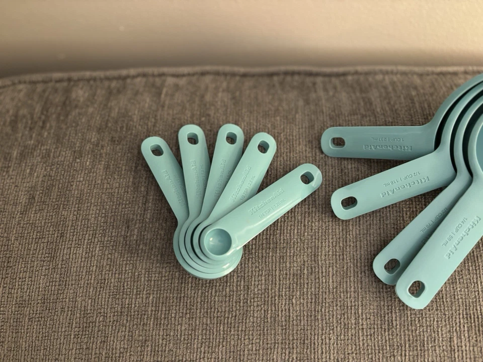 Juego de 9 tazas y cucharas medidoras Kitchen Aid verde azulado, asas de agarre suave Foto 2 de 4