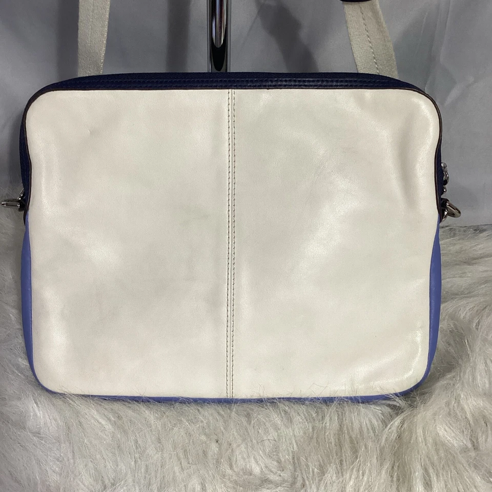 Funda Coach de cuero blanca para tablet documentos iPad con correa de lona y dijes en muy buen estado 16 Foto 4 de 4