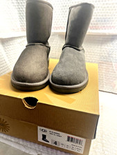 UNISEX UGG CLASSIC SHORT GREY SIZE BOYS 4 FITS W 5.5.