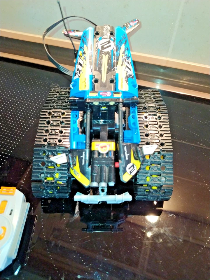 LEGO Technic 42095 Remote-Controlled Stunt Racer, foto 1 di 5