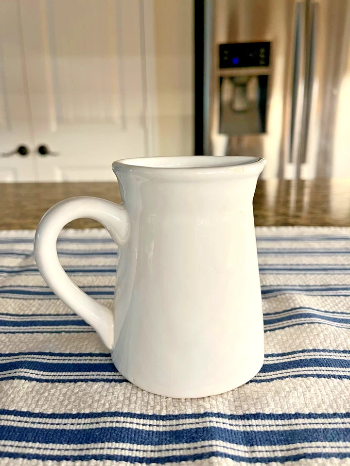 Jarra de leche crema blanca pequeña de Home Essentials 4 1/2 pulgadas de alto Foto 2 de 3