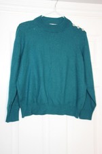 Türkisgrüner Strickpullover mit Knöpfen