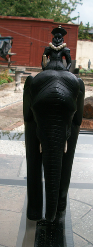 LARGE6.3Kg HAND CARVED ANTIQUE EBONY CEREMONIAL ELEPHANT - Picture 3 of 6