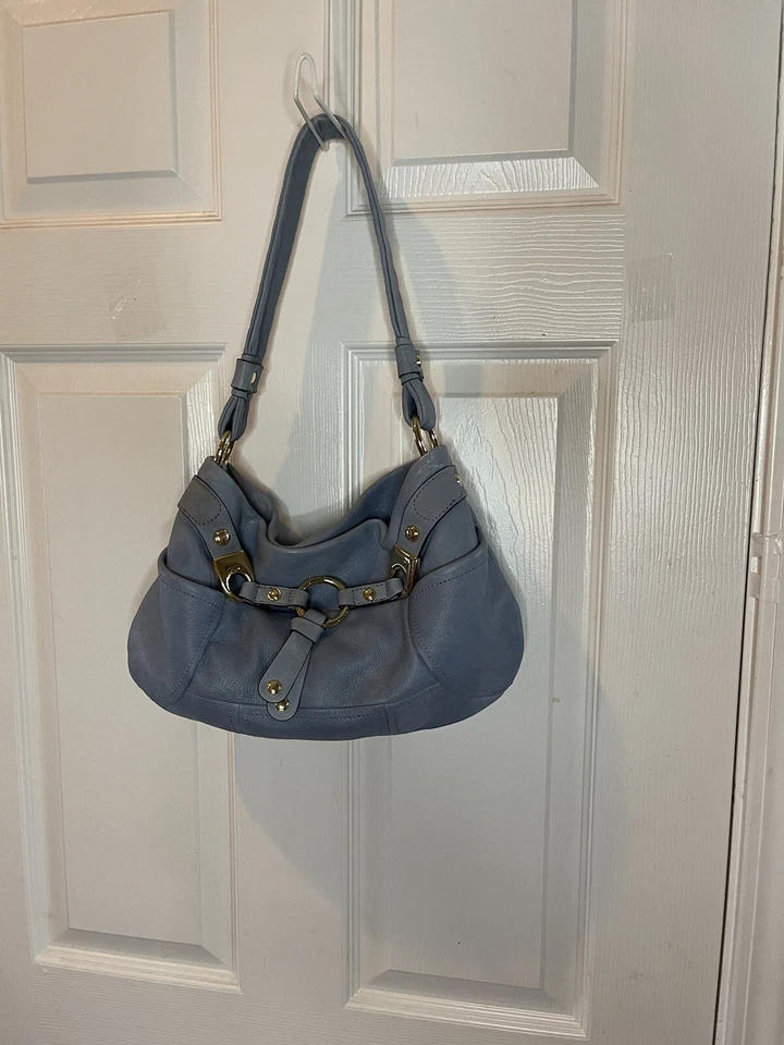 Bolso de hombro pequeño B Makowsky de cuero azul con herrajes y detalles en tono dorado Foto 3 de 4