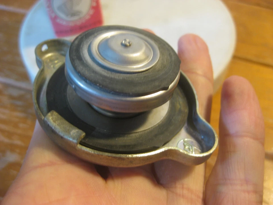 ORIGINAL HONDA Radiator Cap (1970s) NEW / Old Stock (Part: 19045-692-003) JAPAN - image 3 of 4
