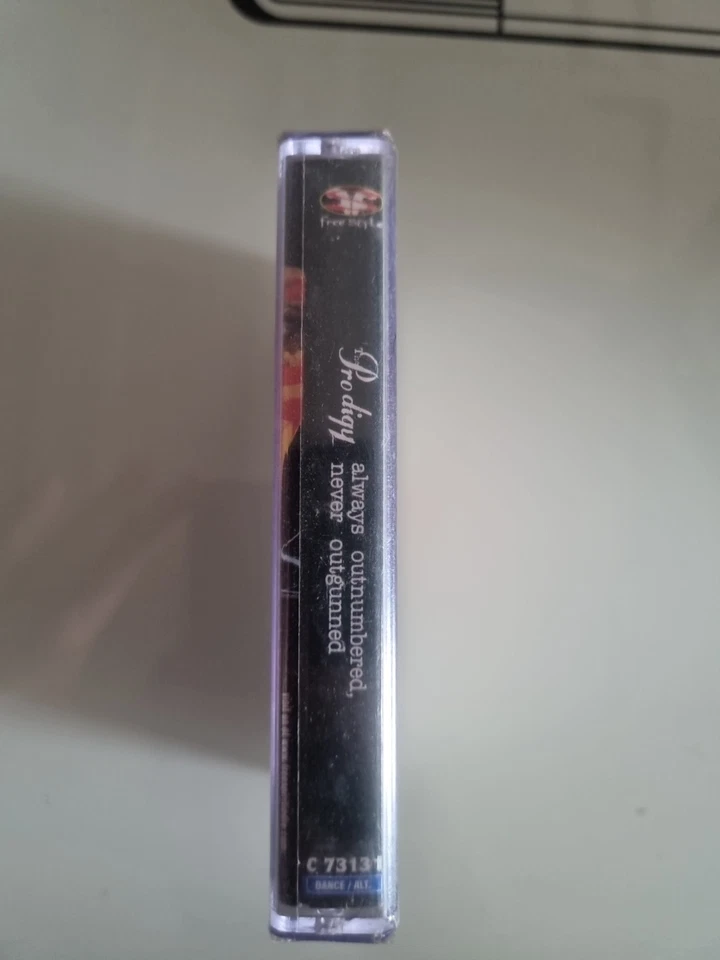 The Prodigy - Always Outnumbered, Never Outgunned INDIA MADE SEALED CASSETTE Foto 2 de 3