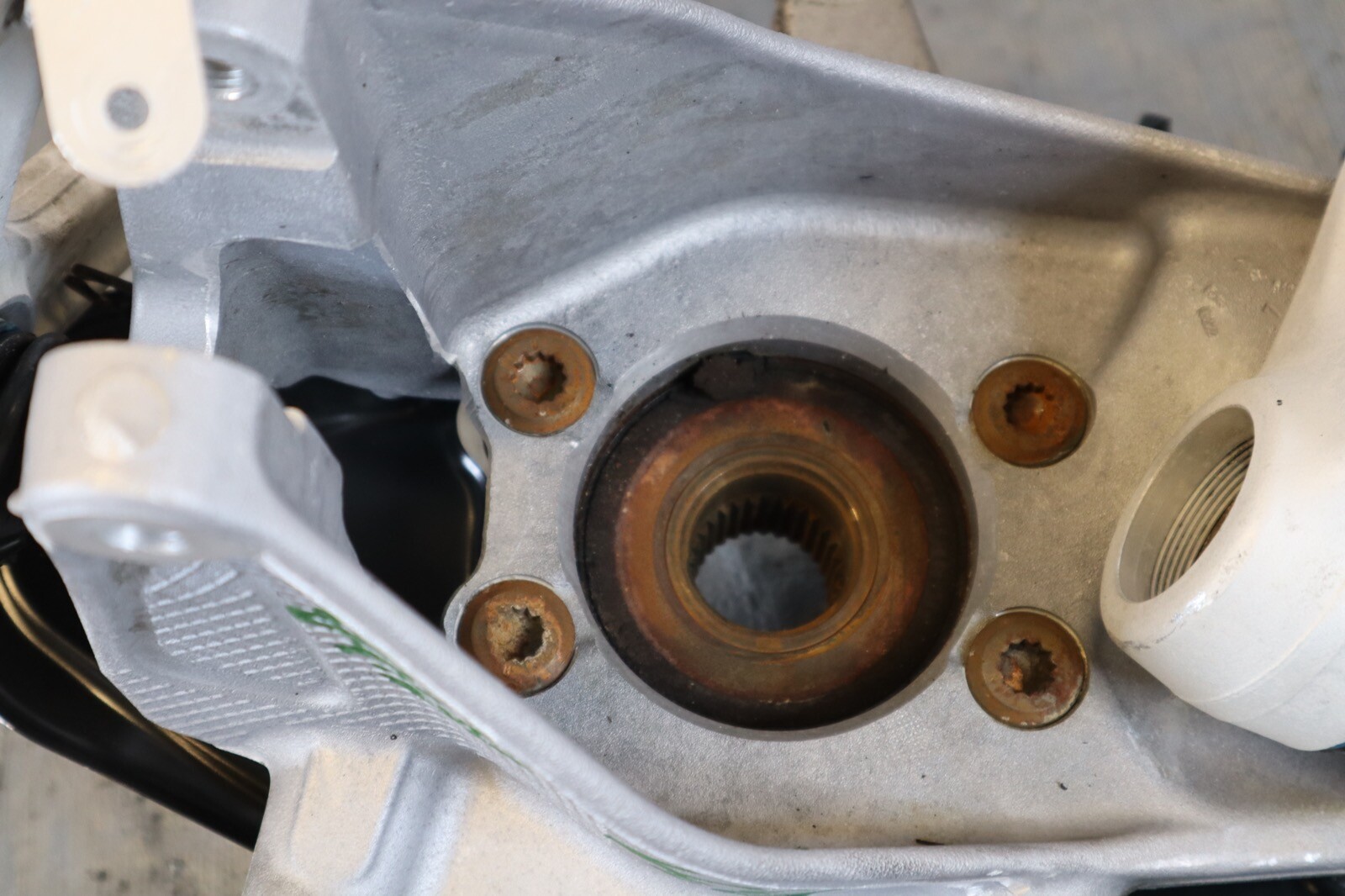 2014 AUDI R8 V8 QUATTRO AWD 4.2L OEM RH PASSENGER REAR SPINDLE & ARM #1339