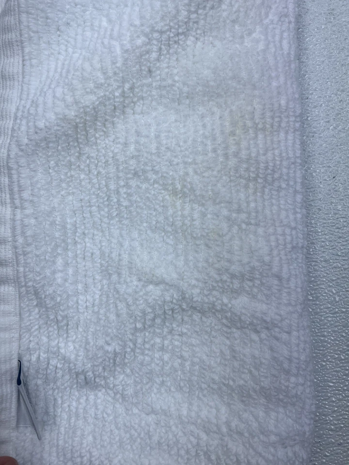 Toalha de banho Matouk Aman 30" x 60" branca usada com defeitos - Imagem 2 de 4