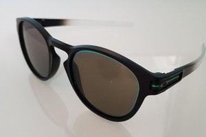 oakley latch grey