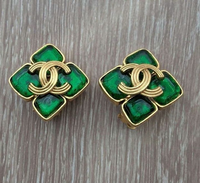 Vintage CHANEL 94A Coco Mark CC Green Gripoix Clip-on Earring Gold tone