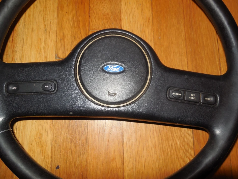 Volante Ford Mustang 1985 1986 usado 2 radios Foto 2 de 3