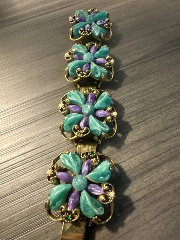 Brazalete de eslabones florales vintage de amatista y resina verde moldeada RARA de la década de 1950 Foto 3 de 4