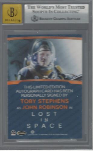 2022 LOST IN SPACE COLLECTOR'S SET AUTOS TOBY STEPHENS (JOHN ROBINSON) MT BGS 9 - Picture 2 of 2