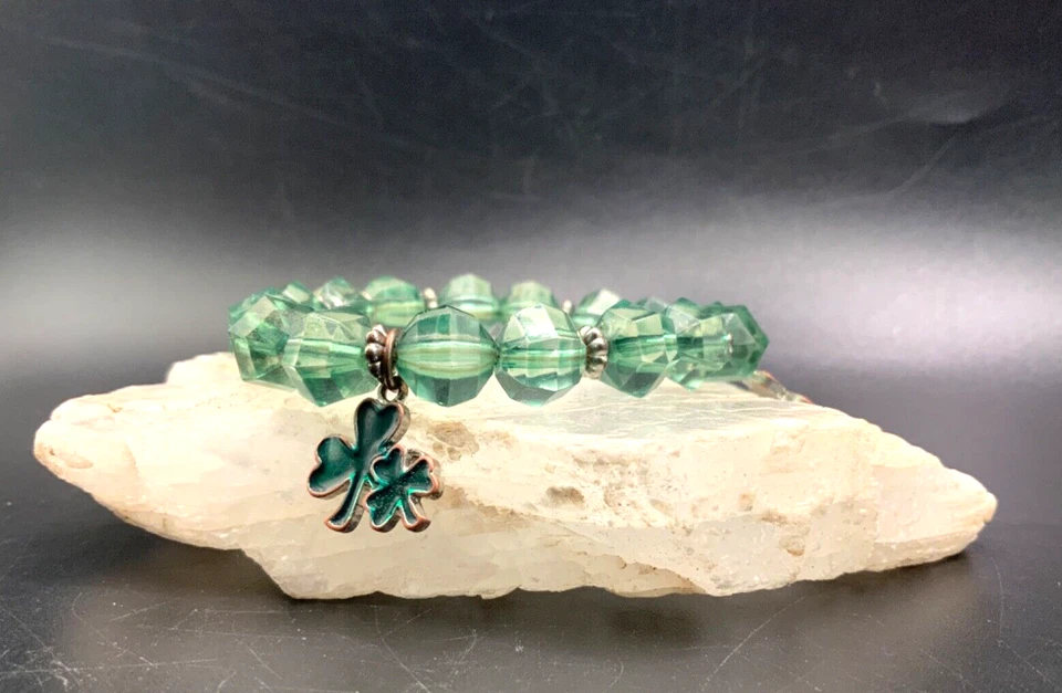 多面绿色丙烯酸水晶弹力三叶草小饰品手链圣帕特里克爱尔兰 — 第 3/4 张图片