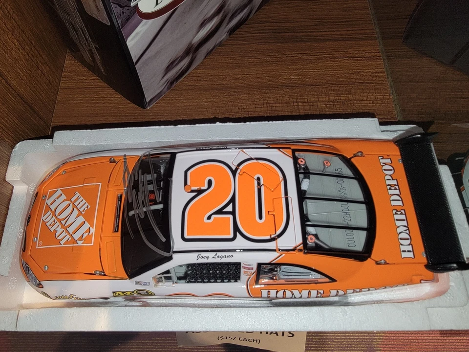 Cuna Elite Camry 2010 autografiada Joey Logano #20 Home Depot - 1:24 #65/120 Foto 3 de 4
