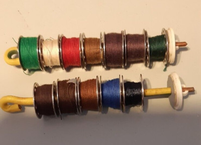 12 universale Spulen mit Nähgarne bunt, Fadenspulen, Metall   -b12-