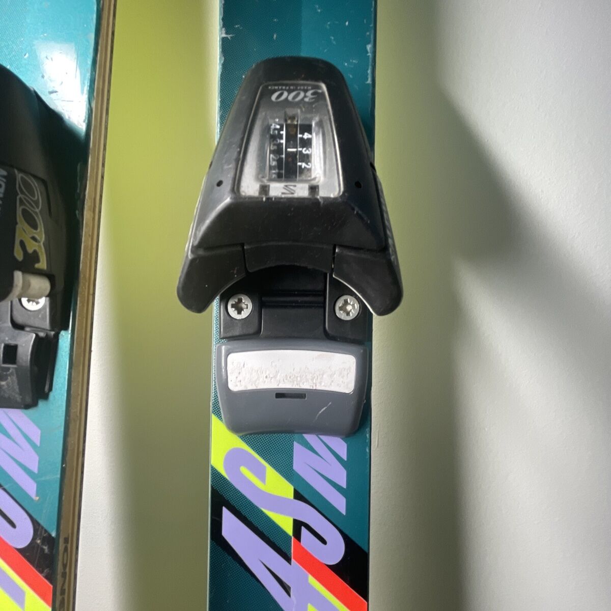 Rossignol skis w/ Salomon 300 bindings 130 cm R6000 4S M Rossignol skis w/ Salomon 300 bindings 130 cm R6000 4S M