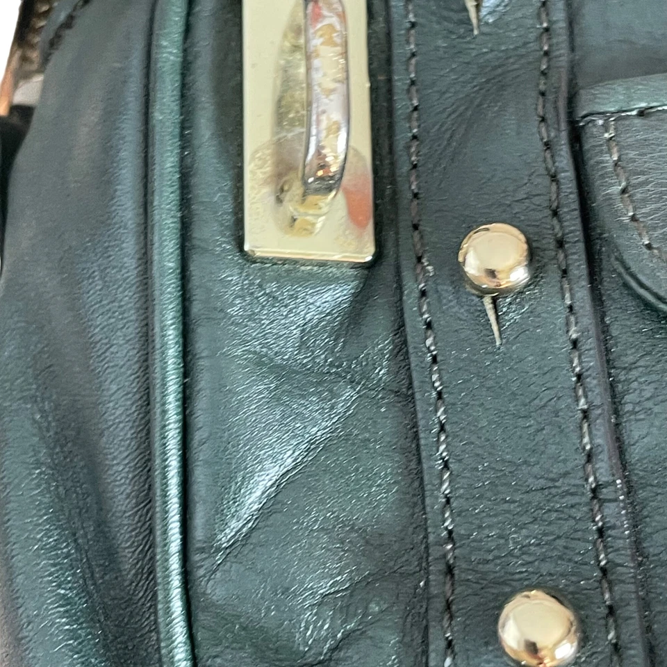 Bandolera Rebecca Minkoff de cuero verde con herrajes dorados Foto 4 de 4