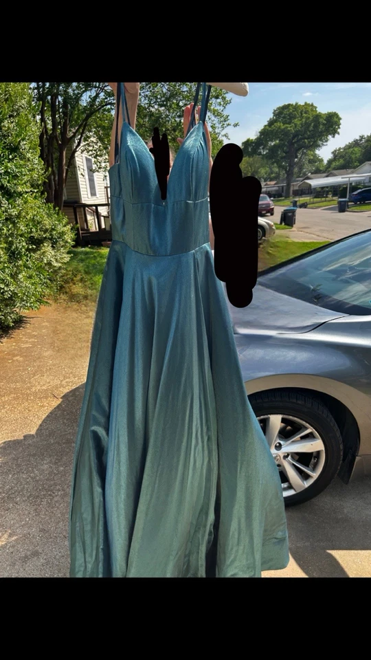 Vestido de graduación Sherri Hill verde metálico  Foto 4 de 4