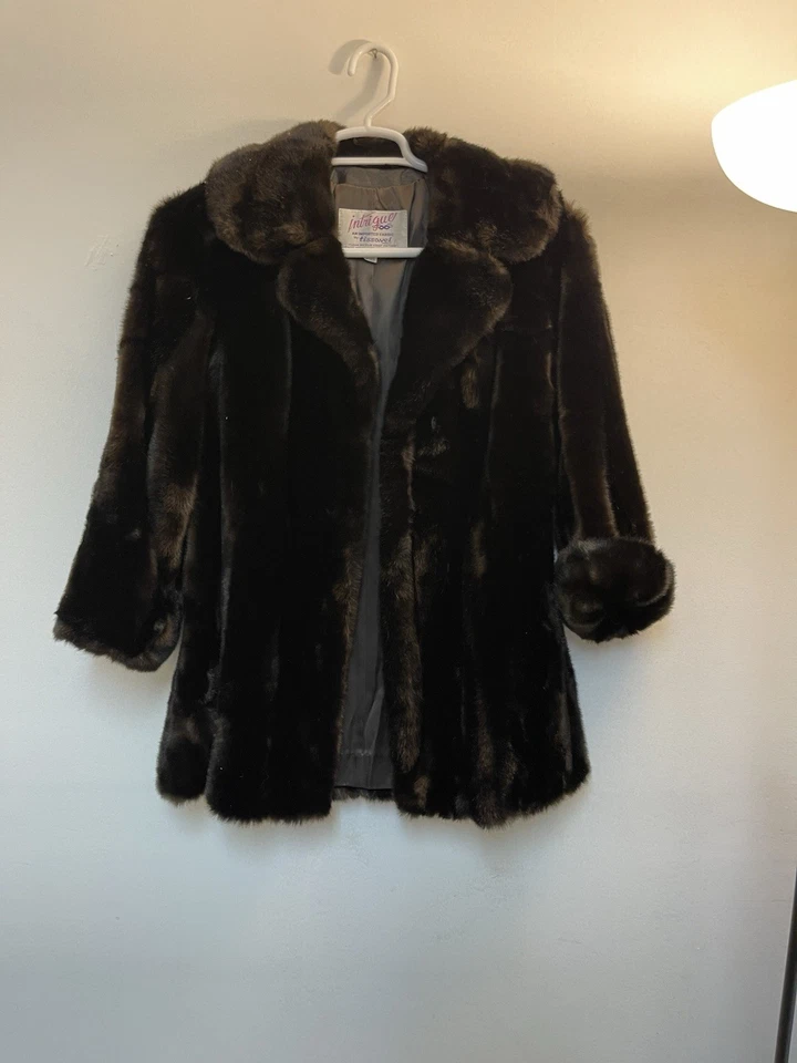 Abrigo de piel sintética negro de tela de lujo Intrigue para mujer de colección talla grande 12 Foto 4 de 4