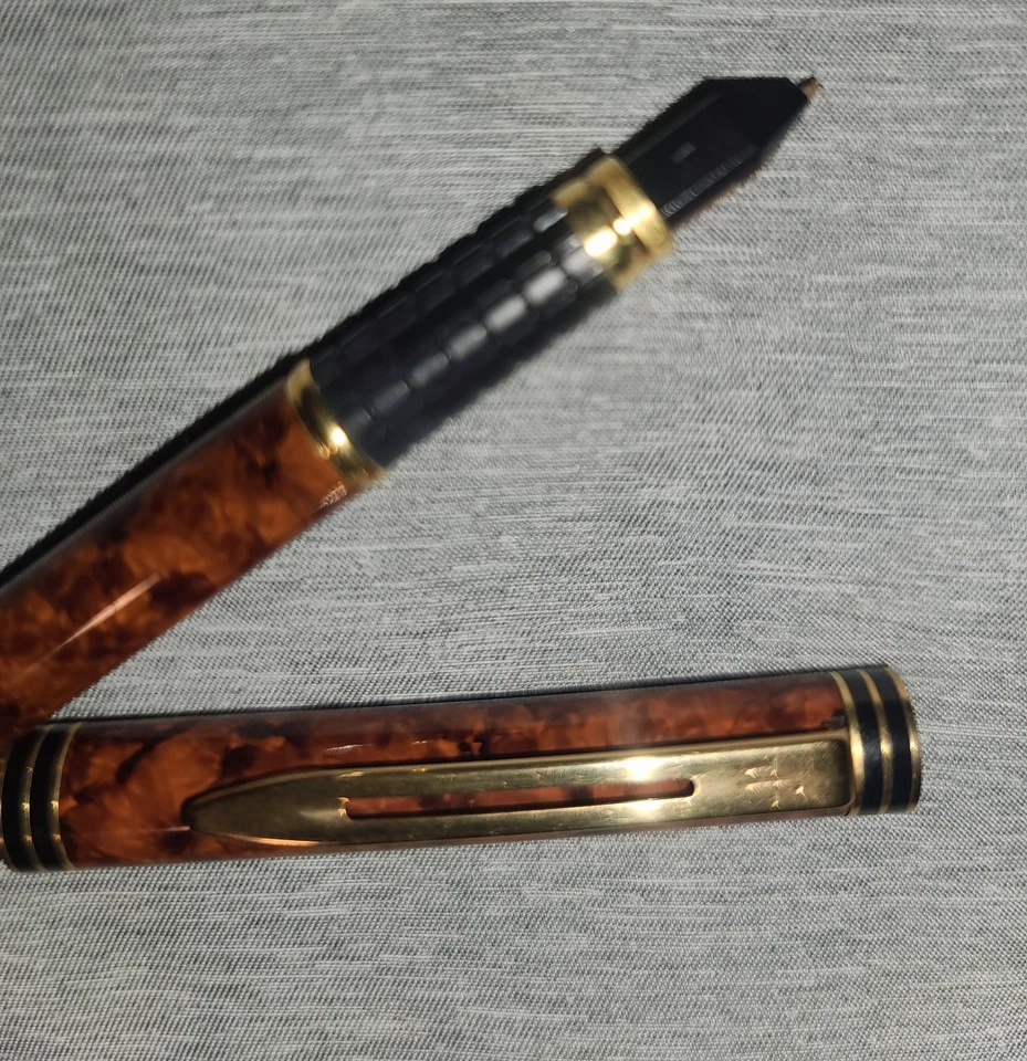 Fuente ejecutiva Waterman vintage de mármol marrón con plumín fino de oro de 18 quilates  Foto 3 de 4