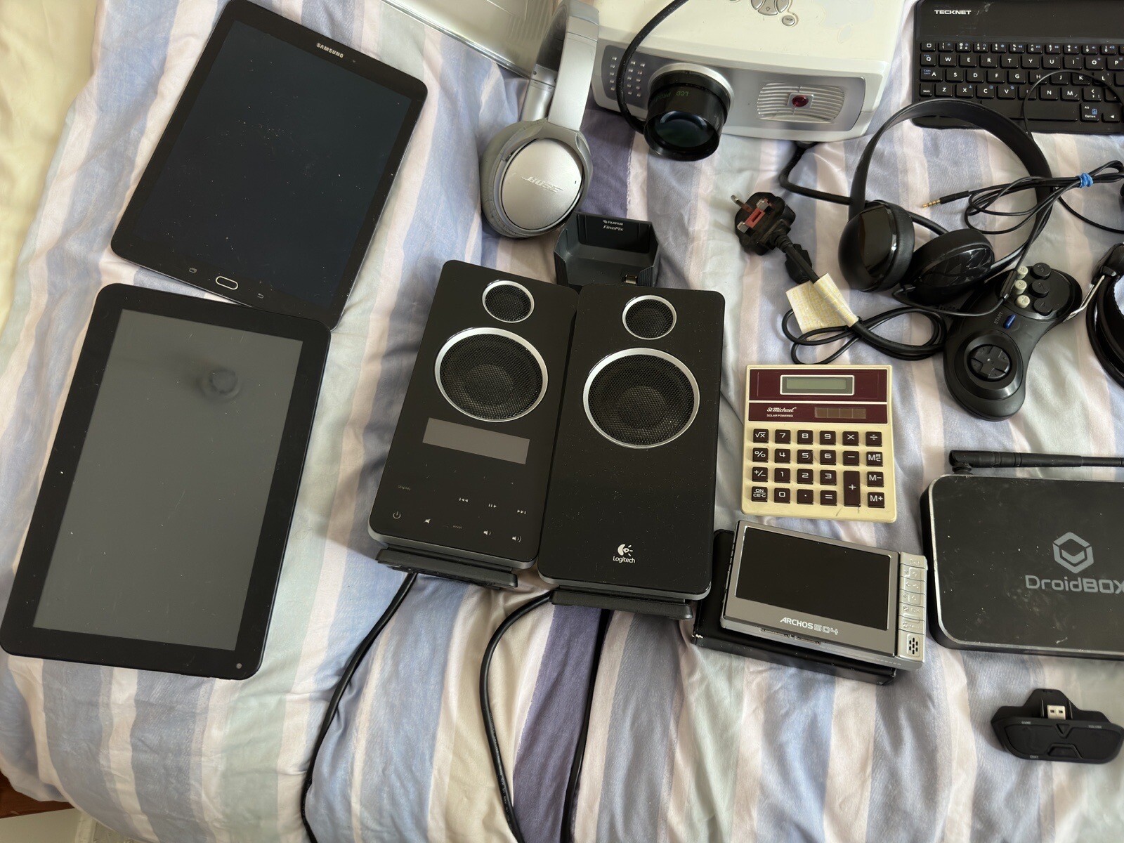 Joblot Projector, Phones, Tablets,speakers, iPod, Dvd Player, Droid box,controll eBay