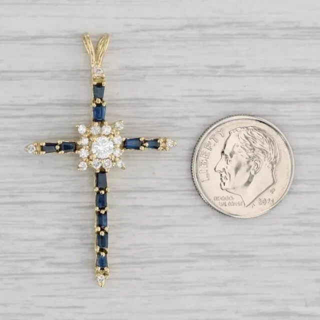 Pingente cruz de safira azul simulado corte baguete 2 quilates folheado a ouro amarelo 14k - Imagem 3 de 4