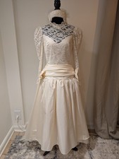 Vintage 1990s Barbara Q for Darva Ivory Lace Tulle Wedding Dress Bow Veil