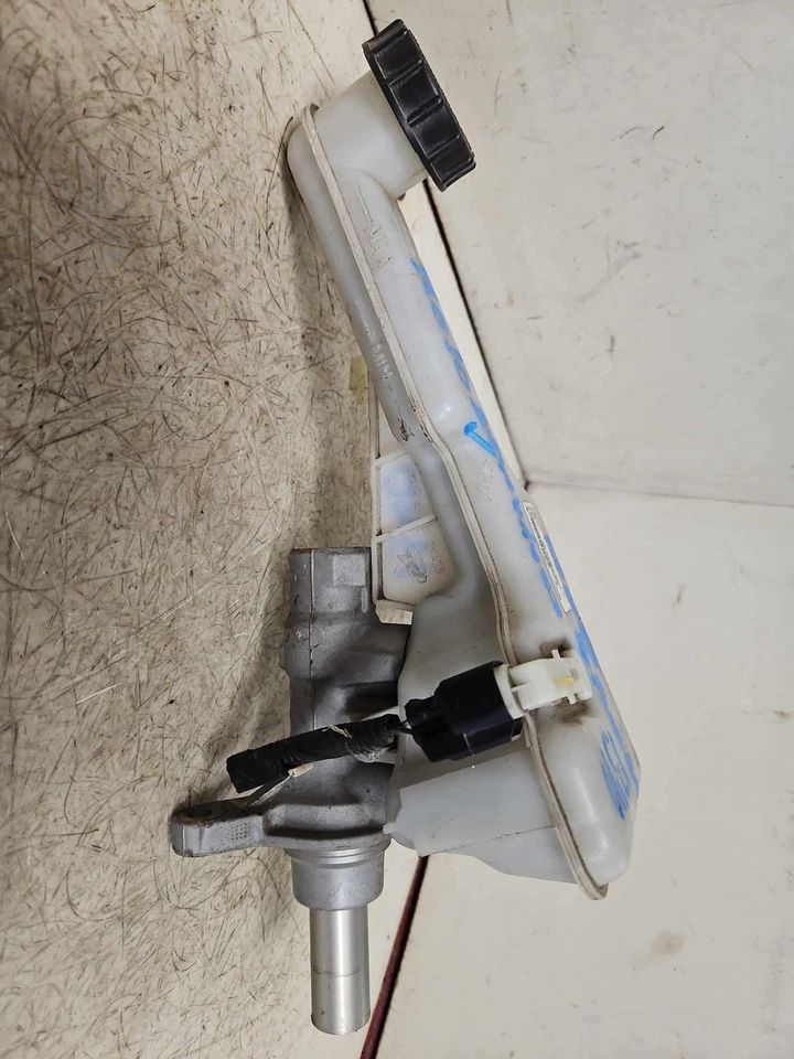 Cilindro maestro de freno Ford Fusion 13-16 1,5 L Lincoln MKZ 2,0 L con depósito OEM Foto 3 de 4