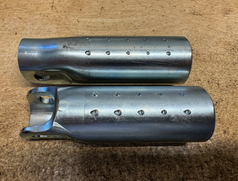 Clavijas de pie Harley NOS 1952-91 modelo K Sportster Hummer FX con logotipo 50939-52 Foto 3 de 4