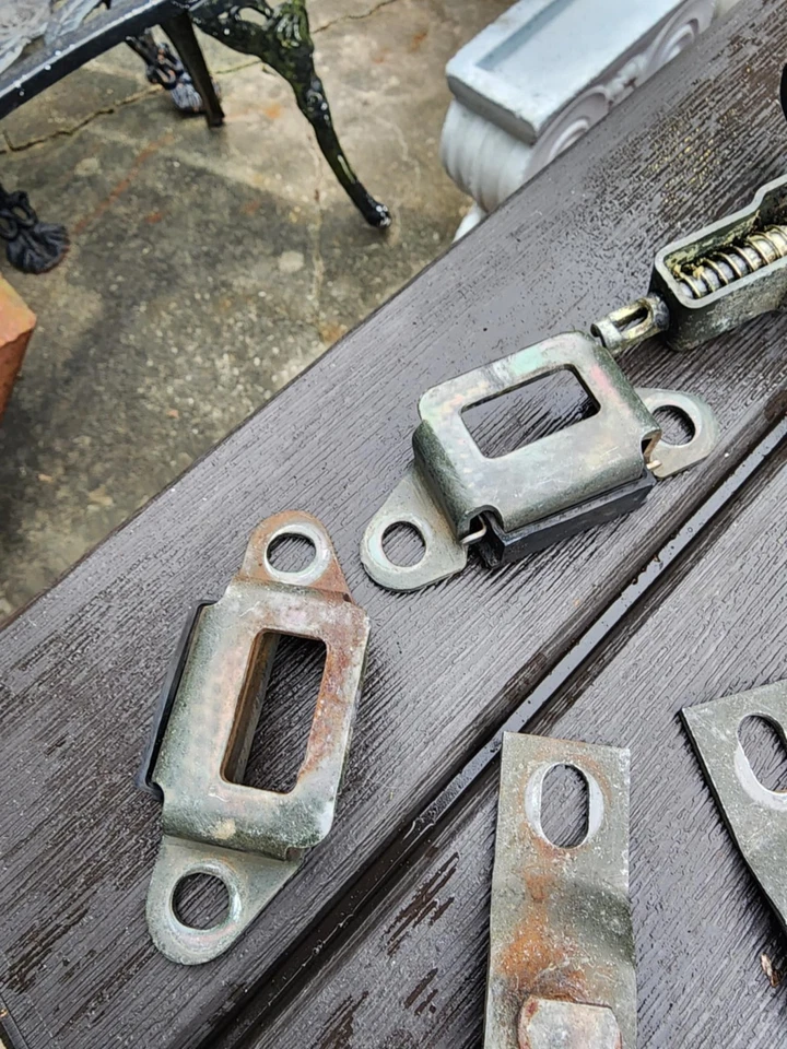 1988-2002 Isuzu Pickup/Rodeo Tailgate Lock Latch Hinges Hardware OEM Used - Image 4 of 4