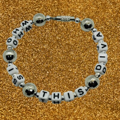 Handgefertigte WER IST DIESE DIVA? ARMBAND Unikat GESCHENKTÜTE Trend TIK TOK Spruch