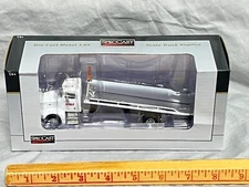 Peterbilt 385 Rollback Wrecker Truck CASE IH WHITE 1:64 Spec-Cast NIB