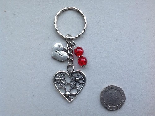 Personalisierter handgefertigter Schlüsselanhänger Herz Blumen MAMA, MUMIE Taschenanhänger Geschenktüte. - Bild 4 von 10