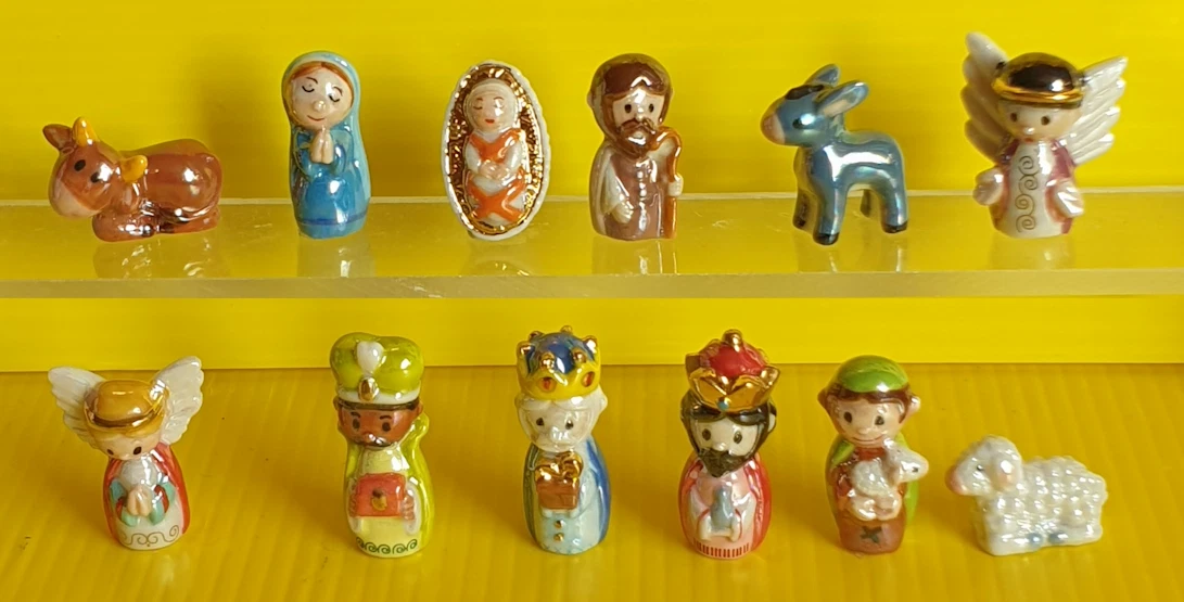 Lot De 12 Fèves Porcelaine La Nativité, Santons Crèche Provençale, Très Bon état