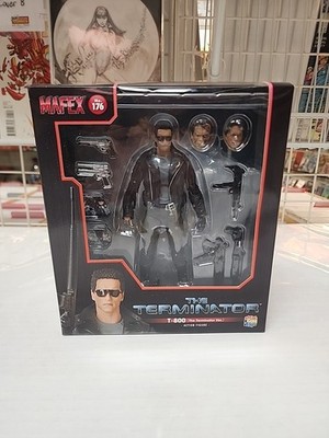Mafex Terminator T-800 Action Figure 176 Open Package (Right hand